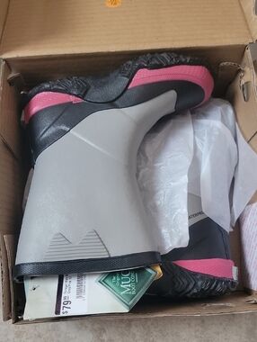Kids Waterproof Gray & Pink MUCK Boots New In BOX. Size 8 kids/toddlers